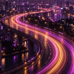 同じ道を何度も走った光の軌跡が夜の路上に重なっている