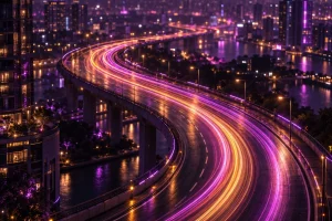 同じ道を何度も走った光の軌跡が夜の路上に重なっている